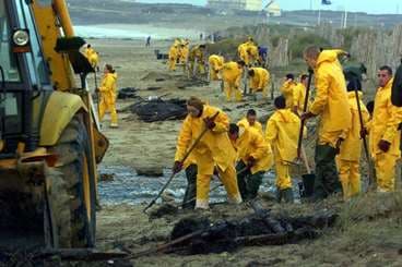 Image d'illustration pour Inondations, tempêtes, marée noire : une fin 1999 endeuillée