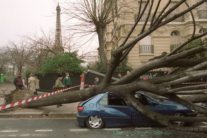 Image d'illustration pour Inondations, tempêtes, marée noire : une fin 1999 endeuillée