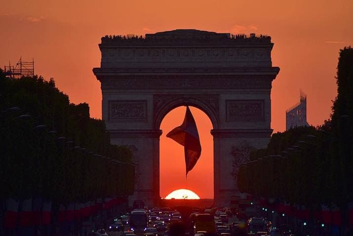 Image d'illustration pour Parishenge : Le soleil se couche sous l'Arc de Triomphe