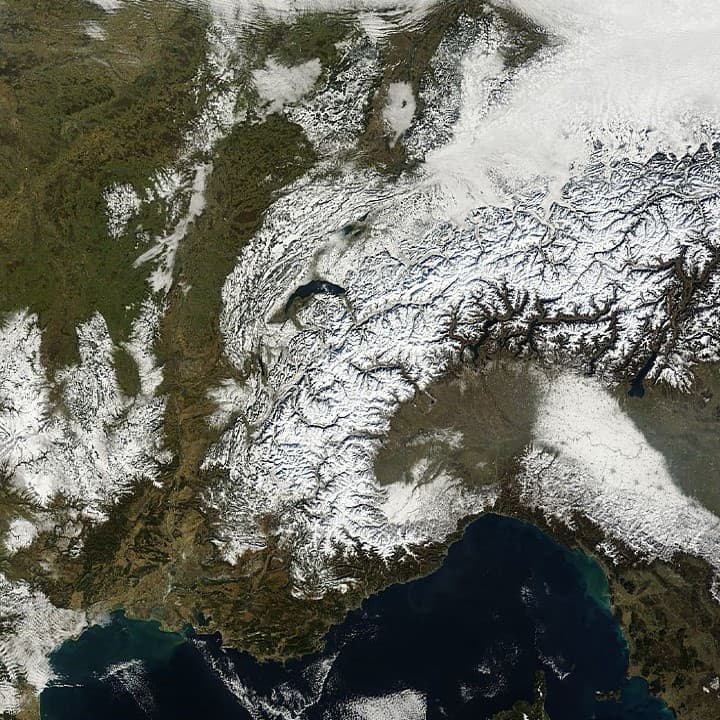 Image d'illustration pour Nuages bas et neige au sol vus du satellite