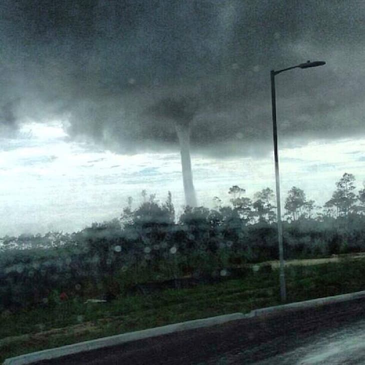 Image d'illustration pour Tornade sur un aéroport aux Bahamas