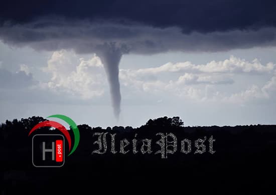 Image d'illustration pour Trombe et tourbillon de fumée en Grèce et au large de Malte